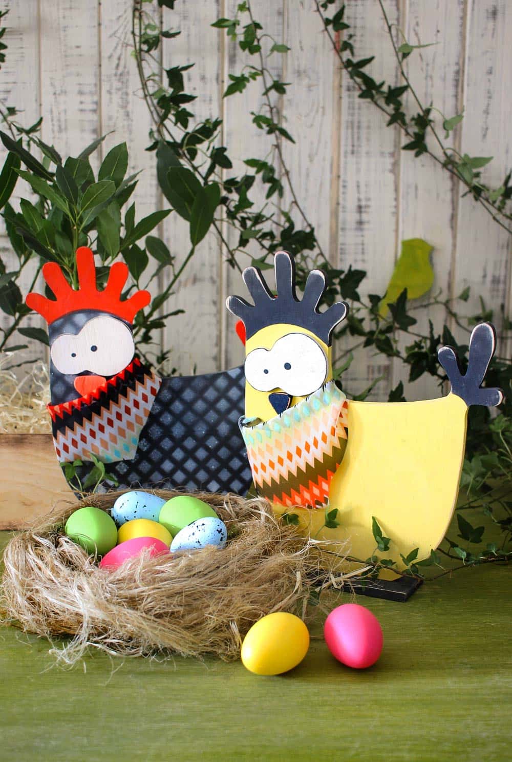 Разноцветные яйца-крашанки и куры - традиционный пасхальный декор